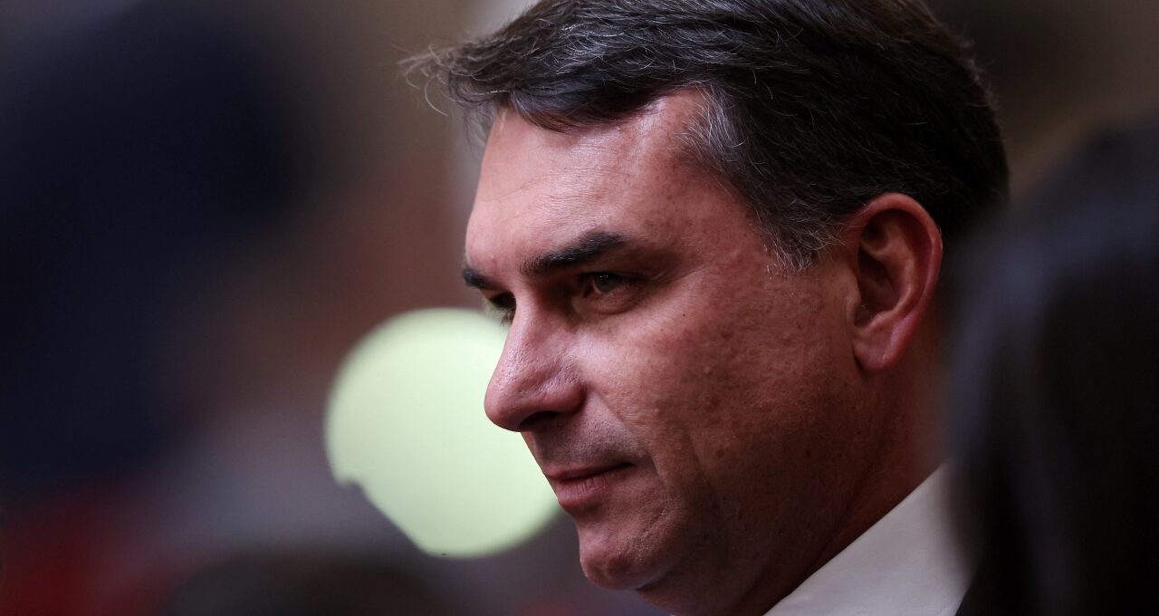 Flávio Bolsonaro não consegue apoio de aliados no Brasil