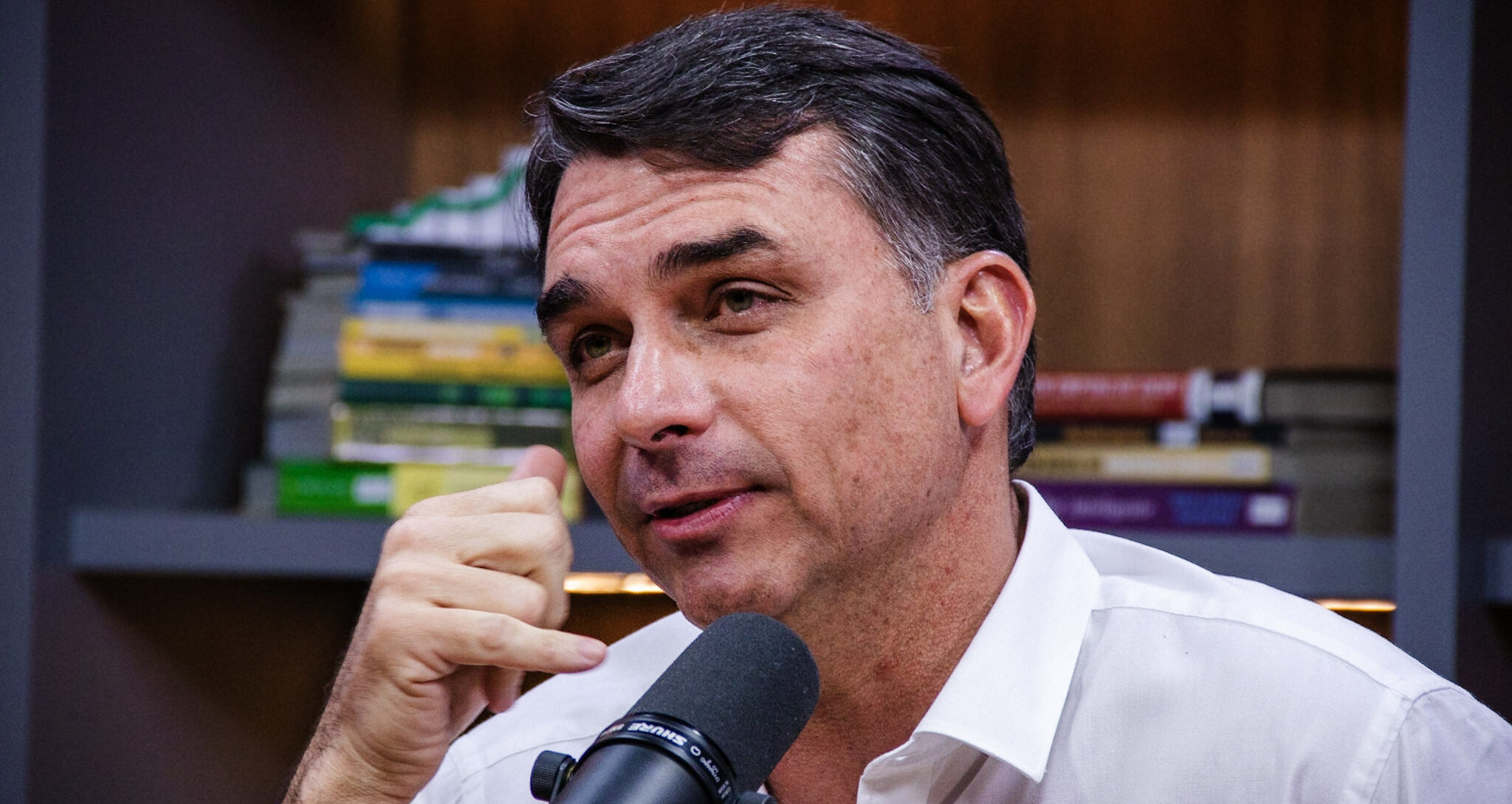 Panelaços marcam entrevista de Flávio à Globo