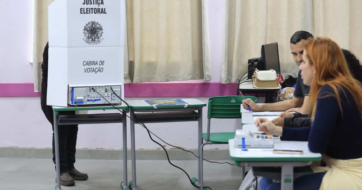 Até que horas posso votar no segundo turno 2026