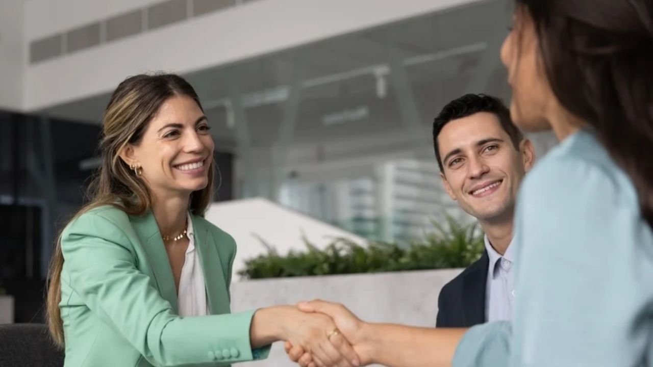 Mulheres lideram mais na saúde, mas desafios persistem