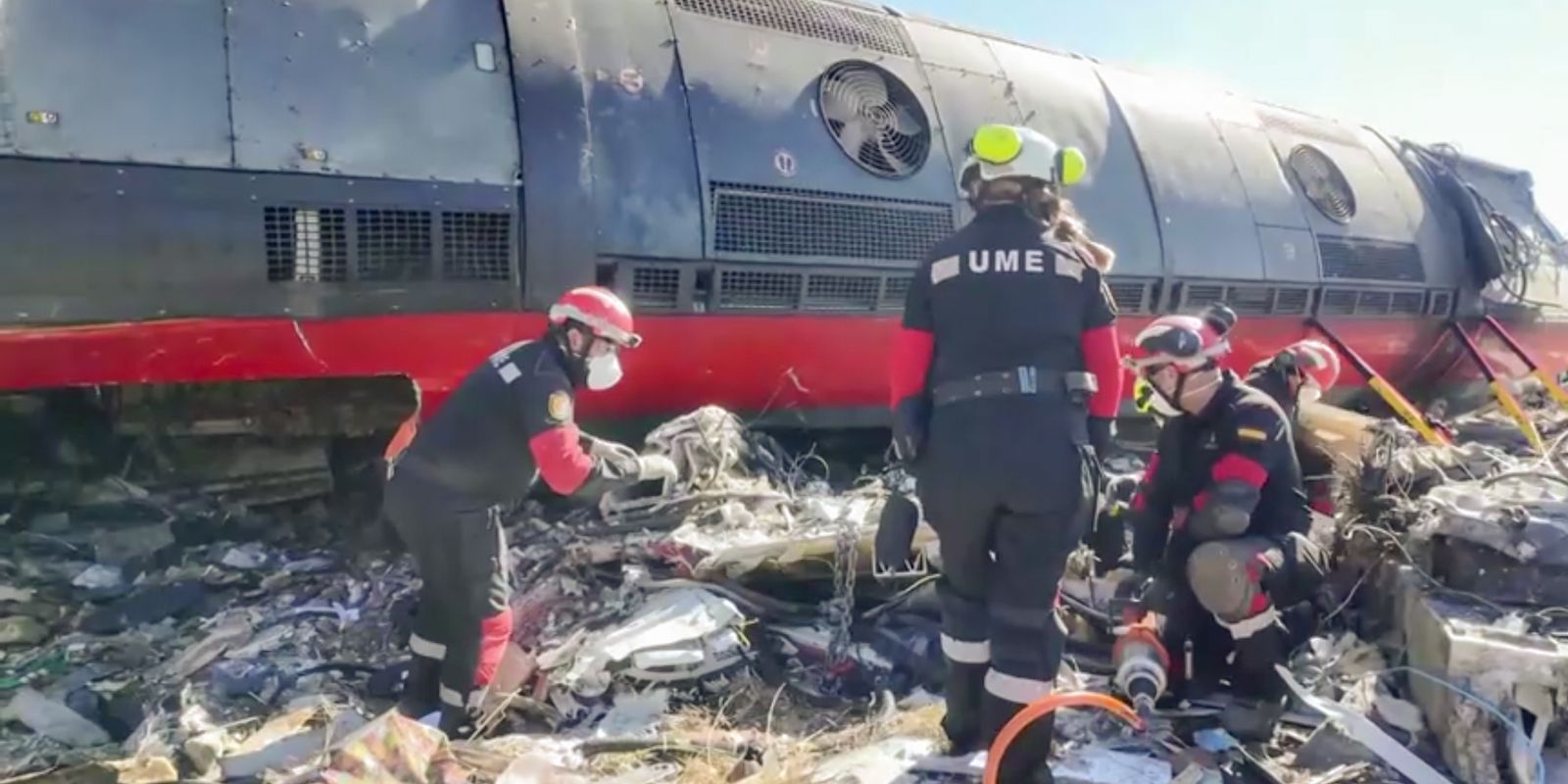Espanha: buscas por sobreviventes após acidente de trem