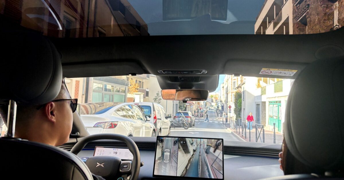 Carros chineses desafiam Tesla em direção autônoma em Paris